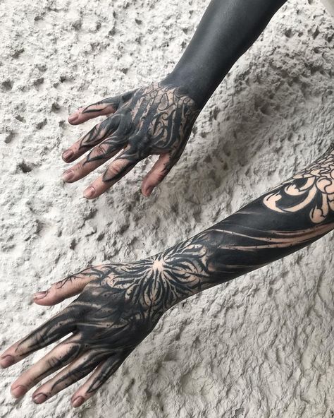 Voll Arm-tattoos, Gotik Tattoo, Shadow Tattoo, Solid Black Tattoo, Neotraditional Tattoo, Blackout Tattoo, Wicked Tattoos, Scary Tattoos, Pieces Tattoo