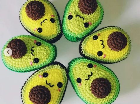 PATRON GRATIS Llavero Aguacate Amigurumi - Crochetisimo Crafts To Do At Home, Handprint Ornaments, Crochet Cactus, Yarn Flowers, Felt Gifts, Fun Christmas Crafts, Crochet Decoration, Diy Art Projects, Christmas Ornament Pattern