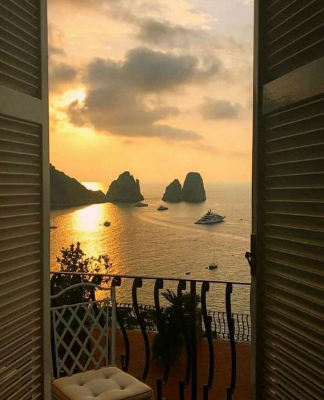 Shared by 𝒫𝒶𝓊𝓁𝒾𝓃𝒶. Find images and videos about awesome, sunset and view on We Heart It - the app to get lost in what you love. Capri Italia, Mediterranean Aesthetic, Amalfi Coast Italy, Capri Italy, Italy Aesthetic, Voyage Europe, Nature Aesthetic, Pretty Places, Amalfi Coast