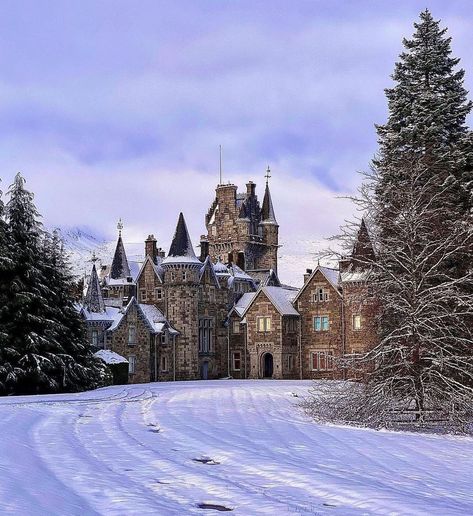 Gefällt 37.5 Tsd. Mal, 185 Kommentare - Castles of Scotland (@castlesofscotland) auf Instagram: „Ardverikie House by @chazyomazzy is the site of an earlier shooting lodge leased in 1844 to the…“ English Manor Houses Country Estate, Scottish Highlands Winter, Manor Aesthetic, Queen Victoria And Prince Albert, Lodge Aesthetic, Mansion Aesthetic, English Country Manor, Balmoral Castle, English Manor Houses