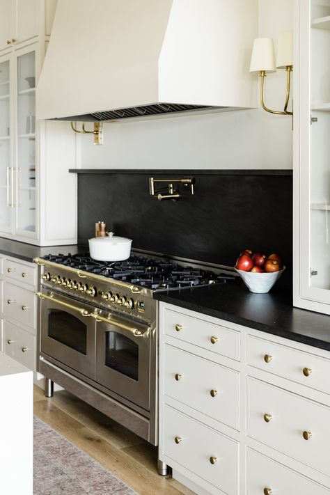 Kitchen Trends 2021, Biggest Kitchen, Big Kitchen Design, Soapstone Kitchen, Cream Kitchen Cabinets, Ilve Range, Prep Food, Kitchen Box, Dirty Kitchen