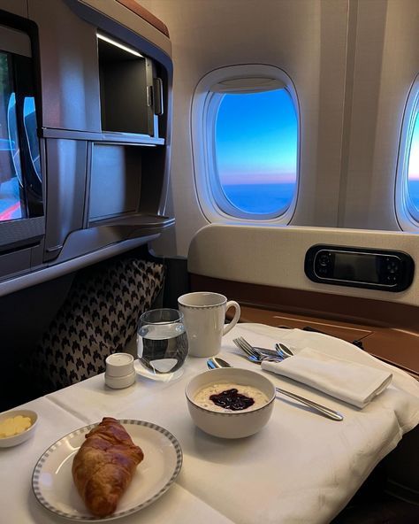 First Class Travel Luxury, 1st Class Aesthetic, Travel Business Class Aesthetic, First Class Singapore Airlines, Business Class Travel Aesthetic, Business Class Singapore Airlines, Travel First Class Aesthetic, Business Class Flight Snapchat, Plane Business Class Aesthetic