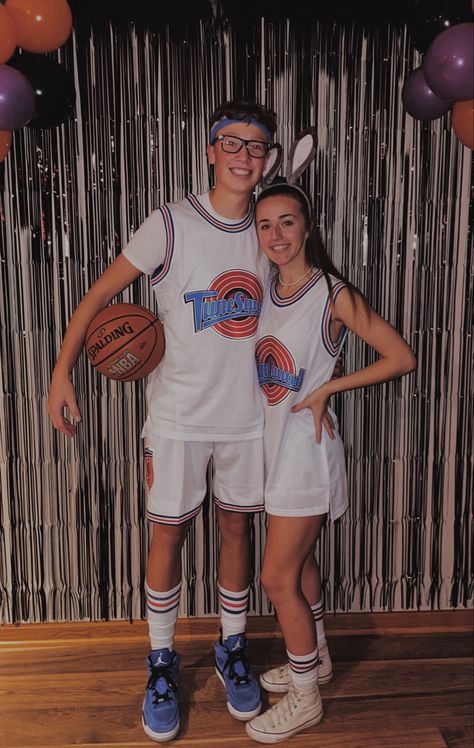 Lola Bunny Costume Couple, Lola Bunny And Bugs Bunny Costume, Bugs Bunny And Lola Costume, Bugs Bunny Halloween Costume, Lola Bunny Halloween Costume, Bugs And Lola Costume, Costumes Ideas For Couples, Halloween Costumes Ideas For Couples, Lola And Bugs Bunny