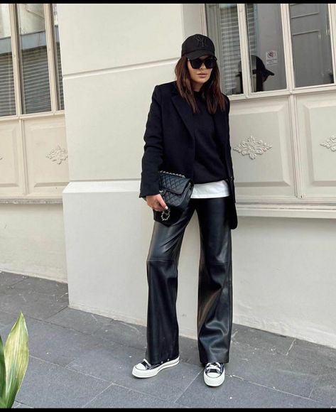 Black Leather Pants Outfit, Lederhosen Outfit, Leather Pants Outfit, Black Leather Pants, Street Style Chic, Mode Inspo, Casual Winter Outfits, Cool Street Fashion, Winter Fashion Outfits