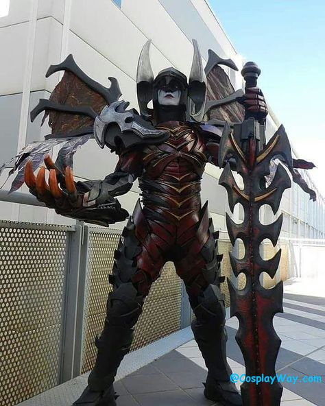 DOPE #Cosplay ON: https://www.instagram.com/p/BcAJm3oF5cl  AATROX! 💖💖💖💖°°°°°PLEASE show some LOVE and follow the lovely awesome badass ⭐ @fobak_ ! ⭐ °°°°°°#LeagueofLegends #LoL #Aatrox #LoLCosplay #Gaming             Website: https://goo.gl/KrdBmi Instagram: https://goo.gl/su9ZW6 League Of Legends Cosplay, Cosplay League Of Legends, Male Cosplay, Game Costumes, Amazing Cosplay, Free Hd Wallpapers, Best Cosplay, Digimon, Halloween Ideas