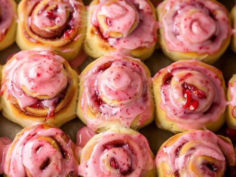 Indulge in Sweet Bliss: Homemade Strawberry Cinnamon Rolls Recipe with Cream Cheese Icing - NewsBreak Easy Potato Pancake Recipe, Crab Balls Recipe, Cheesy Grits Recipe, Tart Strawberry, Strawberry Cinnamon Rolls, Quiche Lorraine Recipe, Recipe With Cream Cheese, Maple Glazed Carrots, French Toast Muffins