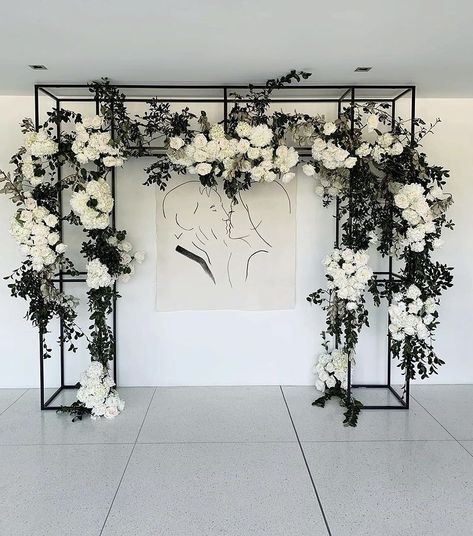 Black And White Floral Wedding Arch, Black And White Wedding Flowers Arch, Black Arbor Wedding, Ceremony Backdrop Black And White, Modern Bridal Shower Backdrop, Modern Wedding Arch Ceremony Backdrop, Black Ceremony Backdrop, Black And White Ceremony Backdrop, Photowall Ideas Wedding