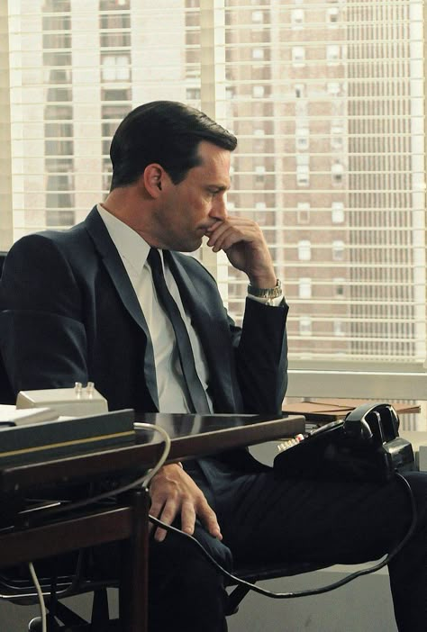 "People tell you who they are, but we ignore it because we want them to be who we want them to be." Don Draper John Hamm, A Man In A Suit, Man In A Suit, Malcolm Gladwell, Mad Men Fashion, Don Draper, Jon Hamm, Man Wallpaper, The Don