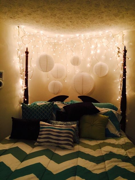 Bedroom decor. Christmas lights and Chinese lanterns brighten up this room. Lantern Bedroom Decor, Lantern Decor Bedroom, Lanterns In Bedroom, Lanterns Bedroom, Bedroom Decor Christmas, Star Lanterns, Chinese Lanterns, Lanterns Decor, Ceiling Decor