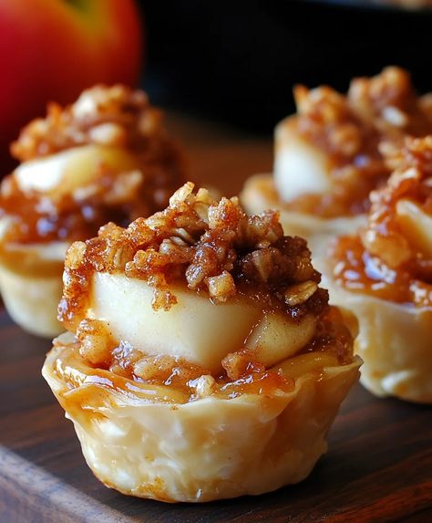 Indulge in the delightful flavors of fall with these bite-sized Finger Food Desserts Bite Size, Apple Crisp Bites, Chicken Cake, Chocolate Apples, Oat Crumble, Dessert Bites, Tart Shells, Apple Crisp Recipes, Apple Filling