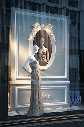 Display Design Ideas, Creative Window Display, Window Display Ideas, Boutique Window Displays, Fashion Store Design, Dior Store, Retail Store Interior Design, Clothing Store Interior, Classic Window