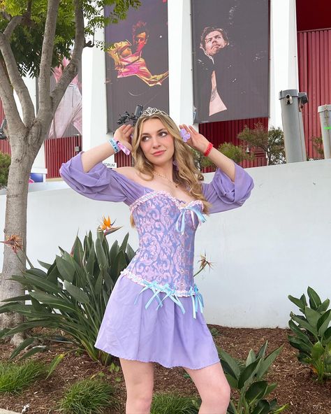 Rapunzel Costume Women, Rapunzel Corset, Halloween Costumes Princess, 3 Halloween Costumes, Rapunzel Halloween, Rapunzel Halloween Costume, Money Woman, Disney Princess Halloween Costumes, Friends Trio