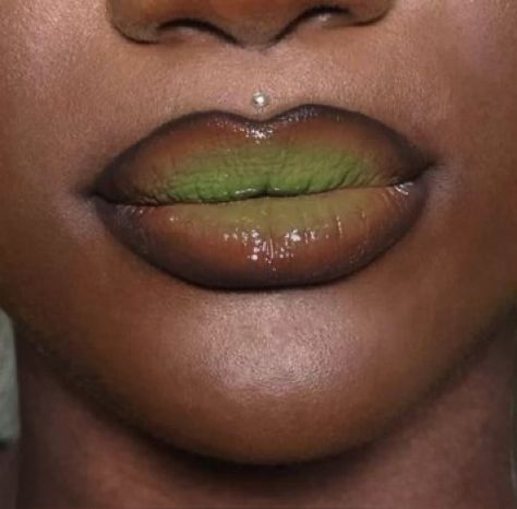 Green Lipstick Looks On Black Women, Shego Lips, Green Mermaid Makeup, She Hulk Makeup, Green Lipstick Looks, Buttercup Makeup, Green Lip Gloss, Green Makeup Looks, Poison Ivy Makeup