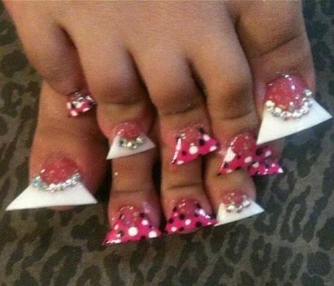 Why would someone ever do this ?!! Ratchet Nails, Toenail Designs Summer, Bad Nails, Crazy Nail Designs, Crazy Nail Art, Бисер Twin, Acrylic Toe Nails, Plain Nails, Pink Ombre Nails