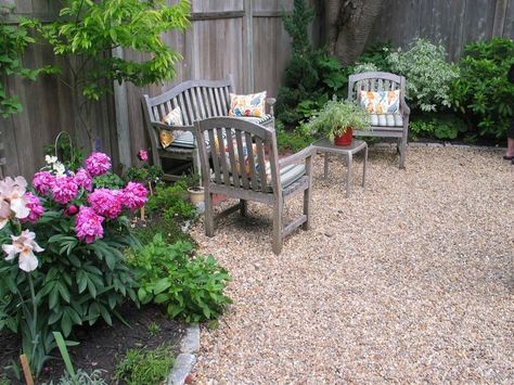 Pea Gravel Garden, Shed Inspiration, Pea Stone, Design Per Patio, Pea Gravel Patio, Gravel Landscaping, Side Yard Landscaping, Gravel Patio, Plans Architecture