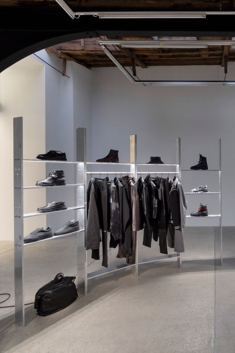 Fashion Presentation, Fashion Showroom, Retail Design Display, Minimalist Closet, Filling Pieces, Showroom Design, Store Design Interior, Retail Space, Pop Up Store