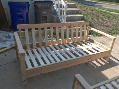 Outdoor Loveseat Diy, Diy Outdoor Loveseat, Pallet Loveseat, Wooden Patio Furniture, Wood Bench Outdoor, Wooden Patio, Diy Daybed, Built In Sofa, Remodel Diy