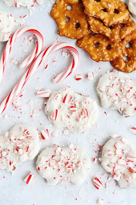 You Only Need Three Ingredients To Make These Festive White Chocolate Peppermint Pretzels. They Are A Fun Christmas Treat To Make And Eat! #chocolate #peppermint #pretzels #Christmas #holidays #easyrecipe Peppermint Pretzels Christmas, White Chocolate Peppermint Covered Pretzels, Peppermint Pretzel Bark, Pretzels Christmas, Peppermint Pretzels, Peppermint Pretzel, Graham Cracker Toffee, Pretzels Chocolate, Christmas Treats To Make