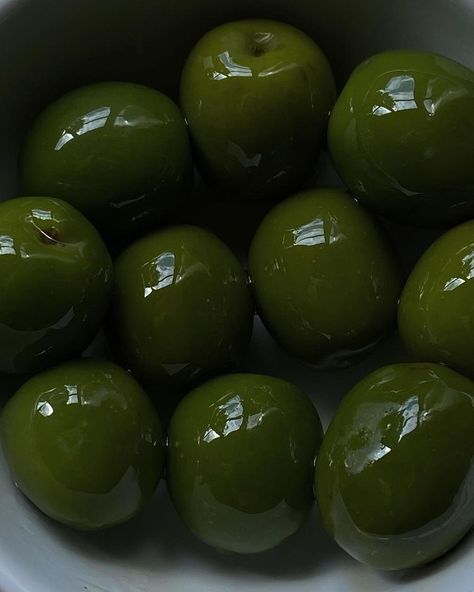 Green Inspo, Green Pictures, Dark Green Aesthetic, Green Olives, Greens Recipe, Green Aesthetic, Aesthetic Backgrounds, Aesthetic Photo, Aesthetic Food