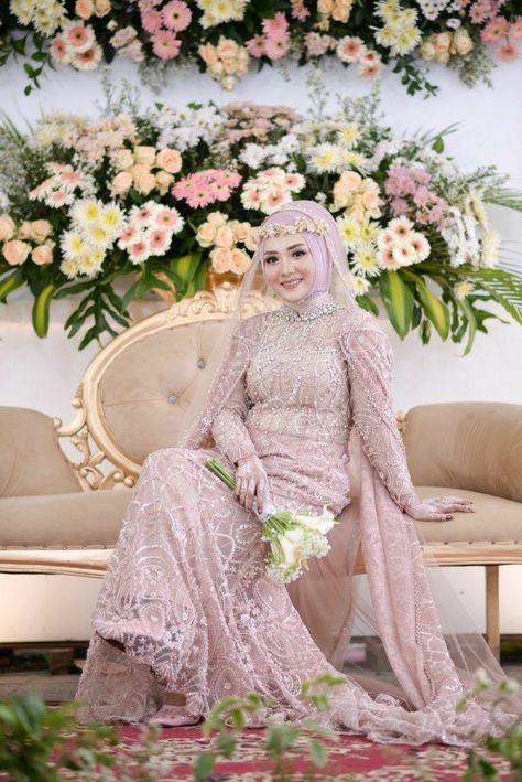 Pose Foto Pernikahan, Pose Pengantin, Bridal Hijab Styles, Elegant Bridal Dress, Muslim Bridal, Hijab Wedding Dresses, Foto Wedding, Wedding Photoshoot Props, Wedding Muslim