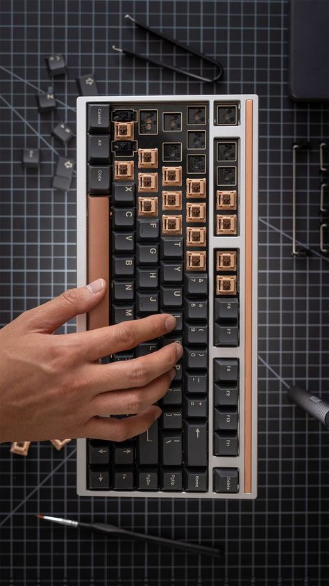 Learn how to build a custom mechanical keyboard, step by step. Keyboard Build, Diy Mechanical Keyboard, Custom Mechanical Keyboard, Computer Build, Tech Diy, Modern Home Office, Cool Technology, Mechanical Keyboard, Computer Technology