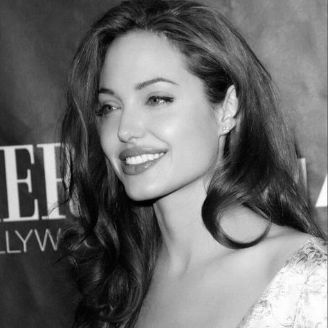 Angelina Jolie 90s, Femme Fatale Aesthetic, Angelina Jolie Photos, Aesthetic 2024, Arab Culture, Fashion 90s, Dark Feminine Aesthetic, Dark Feminine, Iconic Style