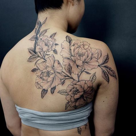 Back flowers In progress by @wolfgangtattoo    snapchat: sangbleu sbldnttt.tumblr.com facebook.com/sbldnttt Back Tattoo Women Spine, Magnolia Tattoo, Tattoos Infinity, Girl Back Tattoos, Branch Tattoo, London Tattoo, Tattoos Skull, Shoulder Tattoos For Women, Back Tattoo Women