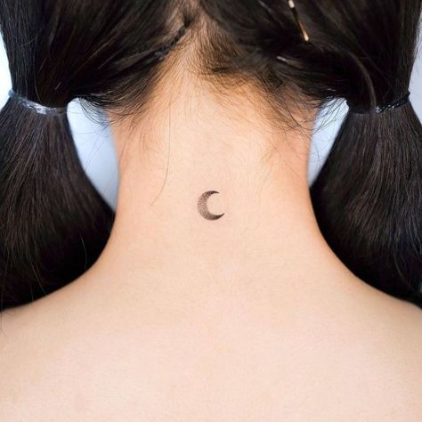 Moon Tattoo Behind Neck, Crescent Moon Tattoo Back Of Neck, Moon Tattoo On Back Of Neck, Moon Tattoo Ear Back, Moon Tattoo Neck Back, Minimalist Crescent Moon Tattoo, Small Moon Tattoo Behind Ear, Wanning Crescent Moon Tattoo, Minimalist Tattoo Neck