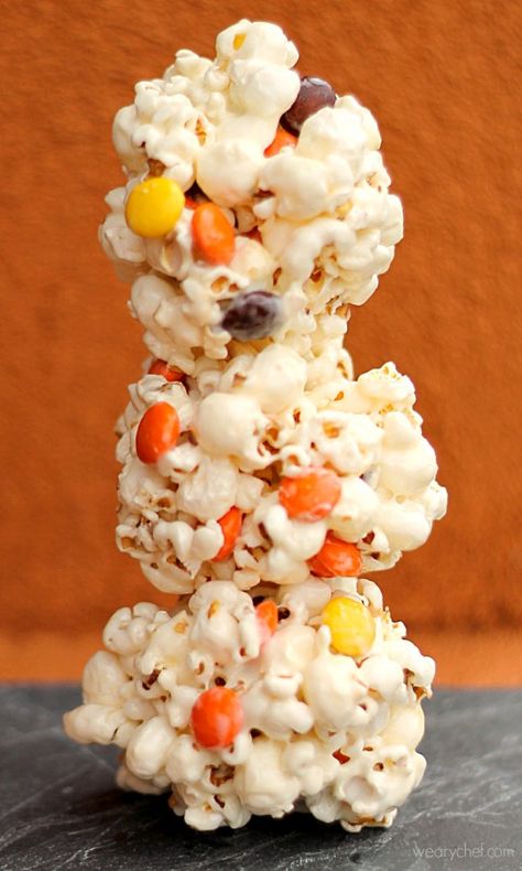 Easy Fall Popcorn Balls with Reese's Pieces Fall Popcorn, Halloween Popcorn Balls, Fun Fall Treats, Pasteles Halloween, How To Make Popcorn, Fall Party Food, Gluten Free Marshmallows, Halloween Popcorn, Reese's Pieces