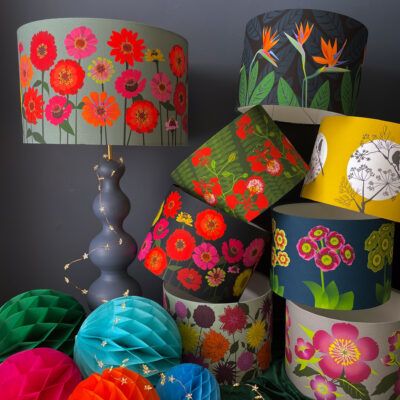 Lampshades Ideas Creative, Bold Lampshades, Painted Lampshade Diy, Lampshade Painting, Designer Lampshades, Homemade Lamp Shades, Painted Lamp Shades, Boho Lamp Shade, Lampshades Ideas