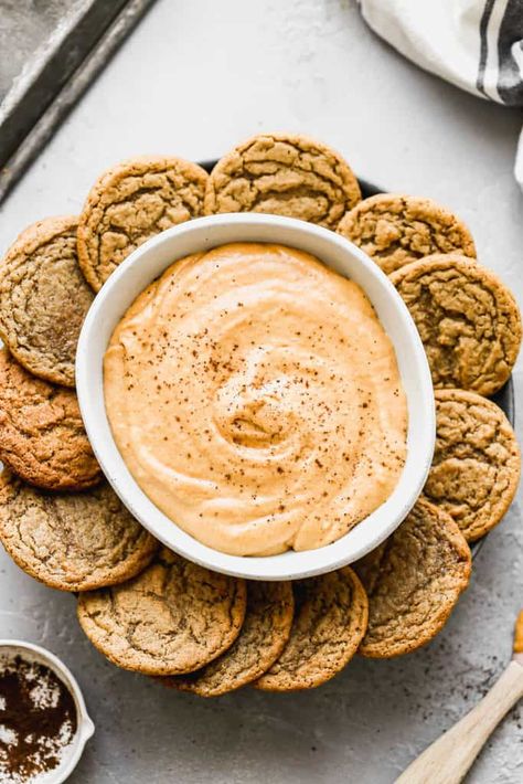 Pumpkin Pie Puree, Cream Cheese Pumpkin Pie, Cheese Pumpkin Pie, Easy Pumpkin Dip, Fall Desserts Table, Pumpkin Cream Cheese Dip, Pumpkin Fluff Dip, Pumpkin Dip Recipe, Cream Cheese Pumpkin