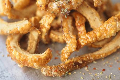 Learn to make the best pork scratchings with this simple recipe. Serve with a delicious apple sauce for a perfect homemade pub snack. Easy Apple Sauce, Pub Snack, Pork Crackling, Jamie Oliver Recipes, Pork Rinds, Easiest Apples, Jamie Oliver, Pork Roast, Pork Belly