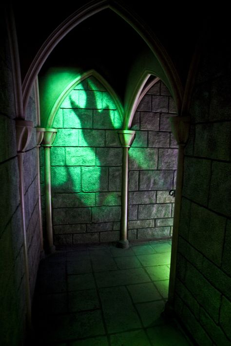 Inside Sleeping Beauty's Castle (1959) Disney Villain Aesthetic, Disney Bedrooms, Sleeping Beauty 1959, The Kingdom Of Magic, Castle Decor, Wicked Witch Of The West, Dark Disney, Iphone Wallpaper Sky, Disney Collage