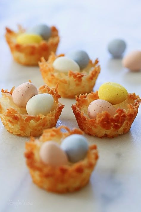 Coconut macaroons shaped like a bird's nest, filled with mini chocolate Cadbury eggs. An tasty Easter treat! Gluten Free Coconut Macaroons, Easter Egg Cake, Coconut Macaroon, Coconut Macaroons Recipe, Moist Carrot Cakes, Macaroon Recipes, Skinnytaste Recipes, Easter Desserts, Eat Seasonal