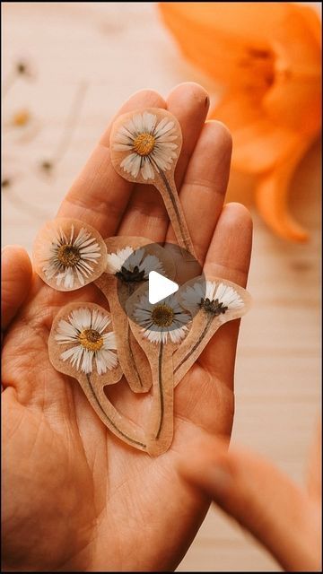 Pressed Flower Ideas Crafts, How To Make Diy Stickers, What To Do With Pressed Flowers, Hygge Crafts, Forest Diy, Pressed Flowers Diy, Dried Flowers Diy, Make Stickers, Pressed Flower Crafts