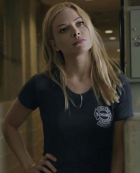 Leslie Shay Chicago Fire, Leslie Shay, Gabriela Dawson, Character Inspiration Girl, Chloe Decker, Fire Icons, Lauren German, Nurse Love, Army Life