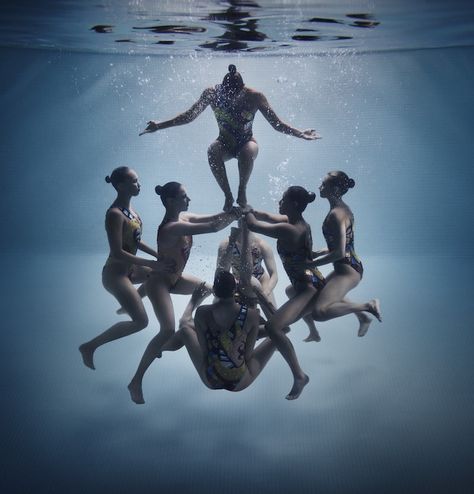 Parfaites est un documentaires sur la natation synchronisée qui montre la complexité de ce sport trop peu méconnu Personal Training Marketing, Synchronised Swimming, Swimming Drills, Swimming Team, Swimming Photography, Swim Life, Synchronized Swimming, Water Aerobics, Diving Suit