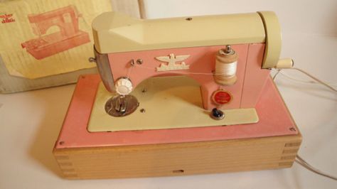 Childs Sewing Machine, Machine Pink, Sewing Pictures, Modern Sewing Machines, Kids Sewing Machine, Pink Pillow Covers, Toy Sewing, Vintage Sewing Notions, Sewing Room Organization