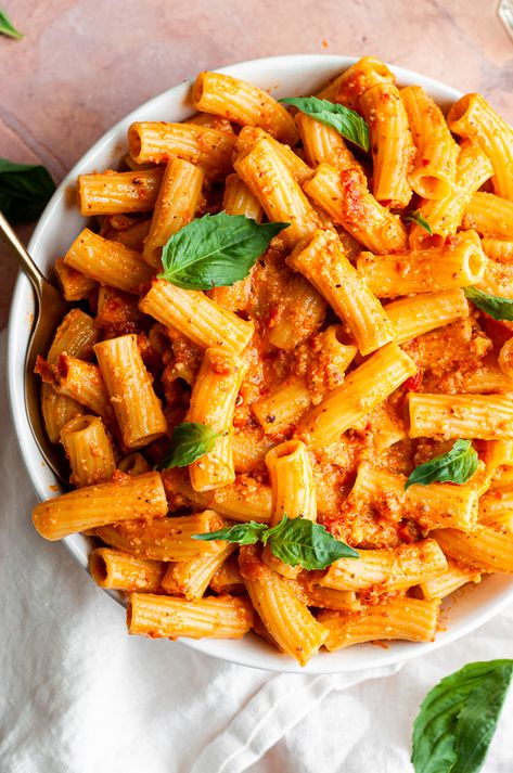 Pesto Rosso Spicy Italian Sausage Pasta, Italian Sausage Pasta Sauce, Italian Sausage Recipes Pasta, Italian Sauce Recipes, Sausage Pasta Sauce, Sun Dried Tomato Pasta, Spicy Italian Sausage, Sausage Sauce, Sauce Pesto