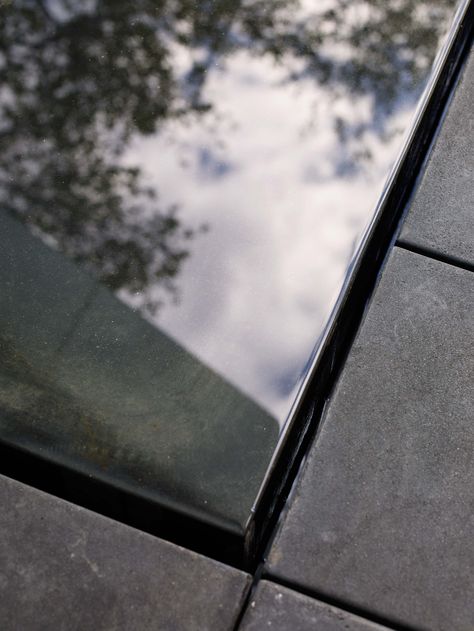 A detail view shows how the reflecting pool, a seamless sheet of water, flows into the hidden fountain vault below. Andrea Cochran, Urban Landscaping, Overflow Pool, Reflection Pool, French Garden Design, Indoor Water Features, Water Temple, Spa Jacuzzi, All About Water