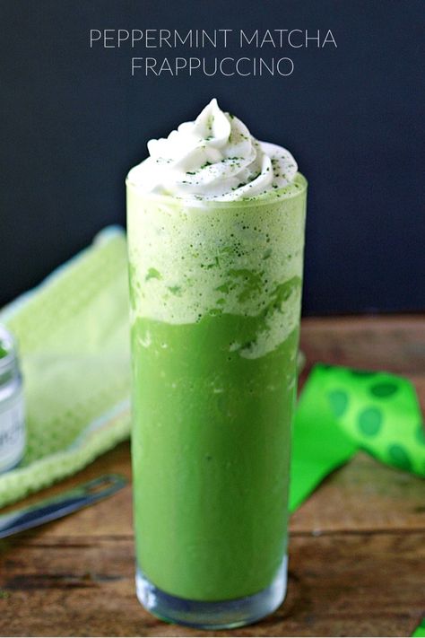 Vegan Peppermint Matcha Frappuccino - a healthier cool green minty drink for St. Patrick's Day Matcha Frappe Recipe, Peppermint Matcha, Minty Desserts, Matcha Frappuccino, Matcha Frappe, Green Tea Dessert, Matcha Shop, Homemade Cashew Milk, Frappe Recipe