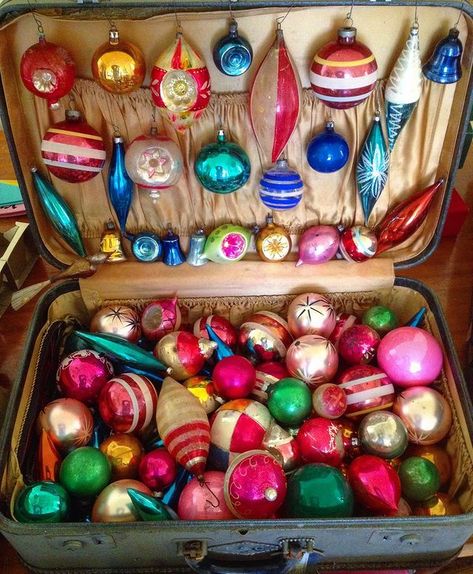 Charles Phoenix (@_charlesphoenix) • Instagram photos and videos Vintage Suitcase Display, Suitcase Display, Antique Booth Displays, Retro Christmas Decorations, Vintage Christmas Crafts, Christmas Displays, Silver Christmas Decorations, Christmas Decorations Living Room, Vintage Suitcase