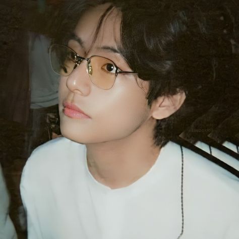 Tae With Glasses, V With Glasses, Taehyung In Glasses, Taehyung With Glasses, Taehyung Glasses, Daddy Taehyung, Glasses Wallpaper, Music Logo Design, Handsome Korean