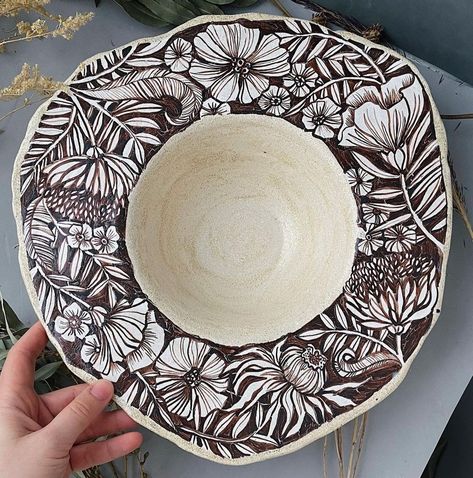 Handmade Pottery Bowls, Keramik Design, Pottery Crafts, Diy Pottery, Ceramics Projects, Ceramics Ideas Pottery, Ceramic Tableware, Pottery Plates, Sgraffito