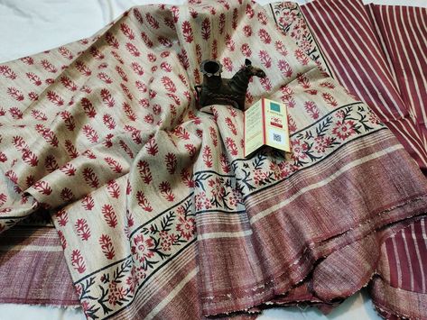 Indian Bedroom Decor, New Saree Designs, Saree Trends, Tussar Silk Saree, Printed Silk, Striped Blouse, Silk Printing, Silk Saree, Saree Designs