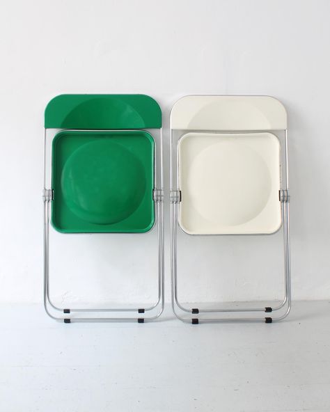 Choose your fighter 🧑‍🎤👩‍🍳 „Plia“ folding chair designed in the late 60s by Giancarlo Piretti for Castelli out of tubular steel and plastic. In good used condition. W 47cm × H 75 / SH 43 cm × D 50cm #ahf #afterhourfurniture #pliachair #pliafoldingchair #giancarlopiretti #castelli #midcenturydesigns #midcenturymodern #midcenturychair #interiordesign Choose Your Fighter, Giancarlo Piretti, Mid Century Chair, Tubular Steel, Folding Chair, Midcentury Modern, Chair Design, Conditioner, Interior Design