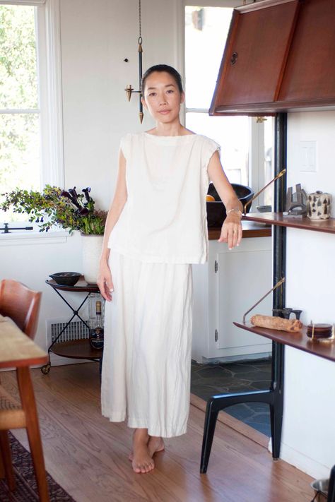 Great style is hard to come by, but for Momo Suzuki, it all comes together effortlessly. The Japanese-born designer of the minimalist-chic label, Black Crane, now lives in Los Angeles with her husband, who just so happens to be a designer as well. "My husband is my big inspiration for my Momo Suzuki, Japanese Minimalist Fashion, Minimalist Outfits, Fashion Minimalist, Black Crane, Minimalist Chic, 60 Fashion, 가을 패션, Chic Home