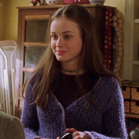 Rory Gilmore Style, Gilmore Girls Fashion, Estilo Rory Gilmore, Gilmore Girls Outfits, Team Logan, Lorelai Gilmore, Alexis Bledel, Rory Gilmore, Purple Sweater