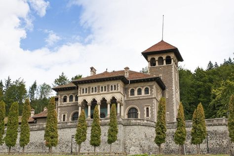 Romanian Castles, Castle Romania, Nevermore Academy, Castle Mansion, Architecture Fashion, Old City, Floral Style, City Hall, Architecture House