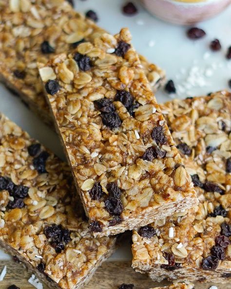 Oatmeal Raisin Bars No-Bake Oatmeal Raisin Granola Bars Homemade, Raisin Bars Recipe, Oatmeal Raisin Breakfast Bars, Cycling Snacks, Oatmeal Raisin Granola Bars, Cinnamon Raisin Granola Bars, Raisin Spice Oatmeal Recipe, Oatmeal Raisin Bars, Raisin Bars